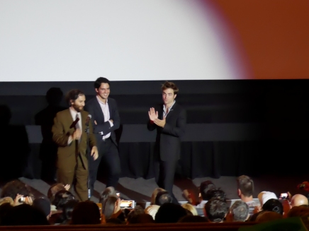 De gauche à droite : Joshua Safdie, Ben Safdie, Robert Pattinson