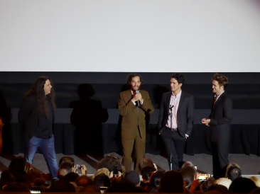 De gauche à droite : Mitch Davis, Joshua Safdie, Ben Safdie, Robert Pattinson